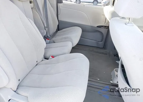 2013 Toyota Sienna Le V6 8 Passenger z USA, uszkodzony, nr VIN 5TDKK3DCXDS298665